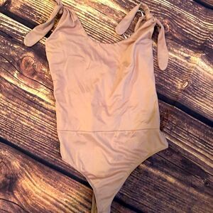 Women’s Lulus Bodysuit with snaps Size Medium